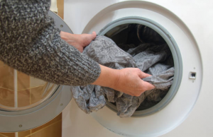 Is bleach or vinegar better to clean the washing machine?